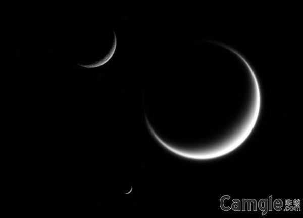 精彩照片：土星上的三个卫星同现