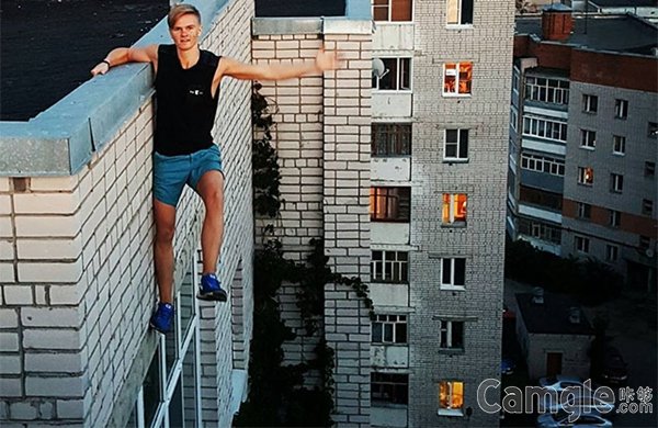 俄罗斯少年自拍时不慎跌落致死