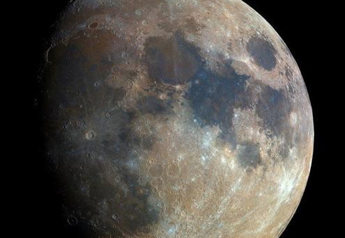 摄影师用32000张照片合成超清晰月亮照片