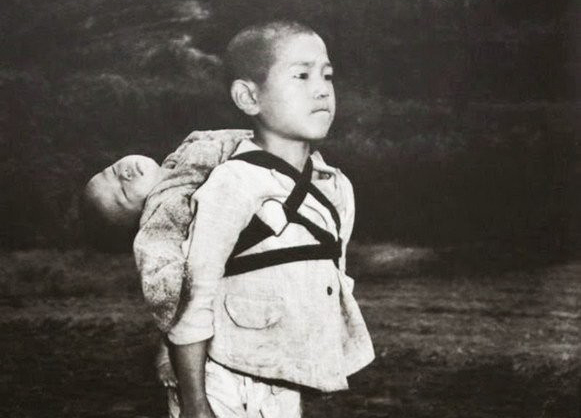 二战后的这个日本小男孩，背着死去的弟弟在等待……