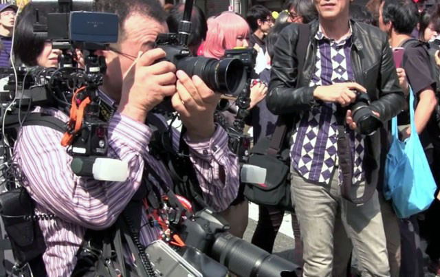 日本街头惊现奇葩摄影师