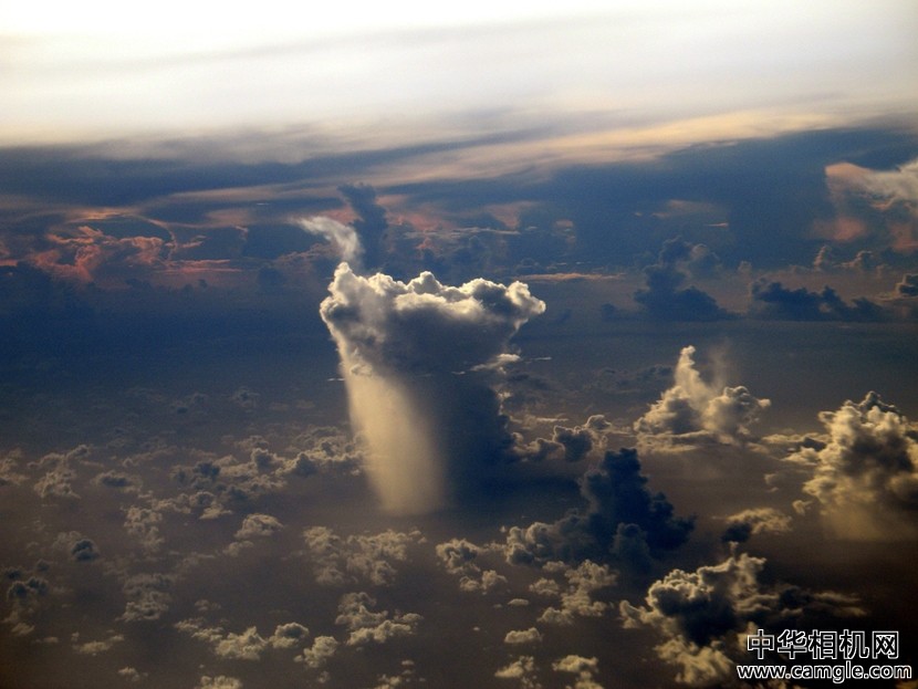 偶遇拍下"孤独的雨云"成最受欢迎照片