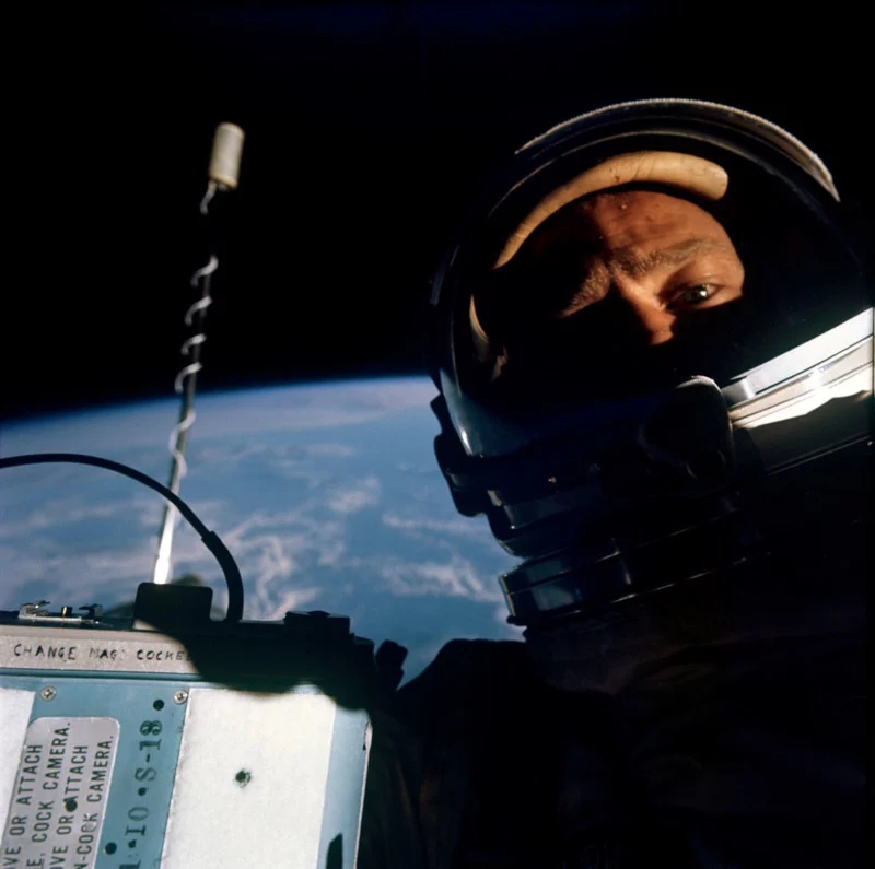 NASA 宇航员的第一张太空自拍照以6万元的高价出售！